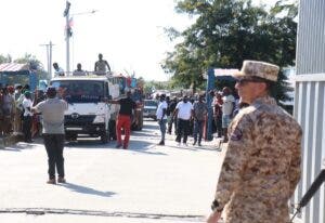 Haitianos se rebelan y reabren frontera