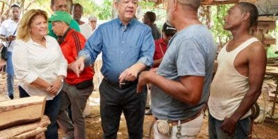 Leonel se reúne con trabajadores en Barahona