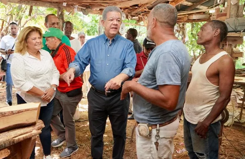 Leonel se reúne con trabajadores en Barahona