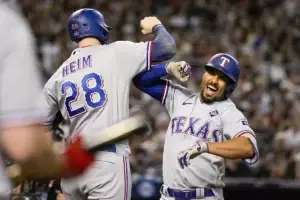 Los Rangers se colocan a un triunfo de conquistar la Serie Mundial