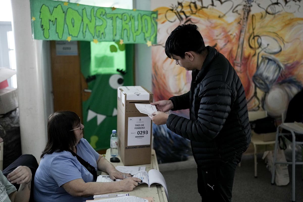 Abren los centros de votación para la segunda vuelta de las presidenciales en Argentina