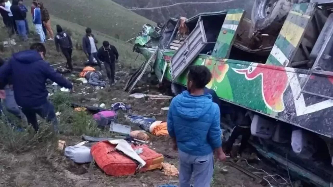 Al menos 20 muertos y 6 heridos en el accidente de un autobús interprovincial en Perú