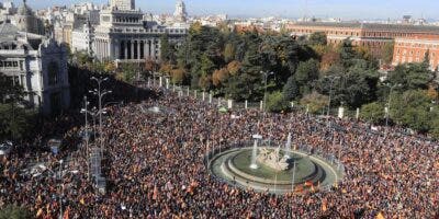 Una multitudinaria concentración en Cibeles España rechaza la amnistía y anima a “resistir”