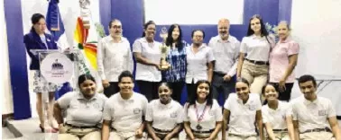 Maestros y estudiantes del Colegio Héctor J. Díaz, ganadores del torneo.