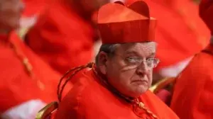 La decisión «sin precedentes» del papa Francisco de desalojar de su residencia en el Vaticano al cardenal crítico Raymond Burke