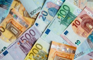 El euro cae por debajo de los 1,07 dólares