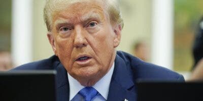 Trump admite que “miraba” las declaraciones financieras de su empresa