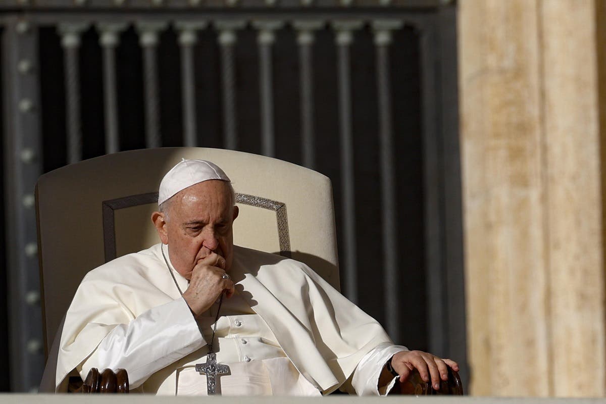 El papa Francisco dice que tiene una “inflamación pulmonar” y reza el Ángelus en su casa