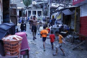 Pediatras piden evitar niños salgan a jugar en aguas estancadas para prevenir enfermedades