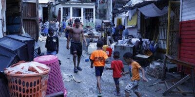 Pediatras piden evitar niños salgan a jugar en aguas estancadas para prevenir enfermedades