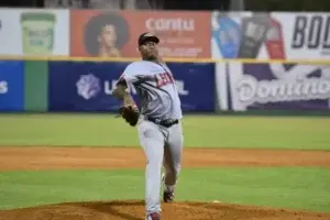 Pitcheo de Romero lleva al Escogido a frenar a Estrellas y a provocar un triple empate