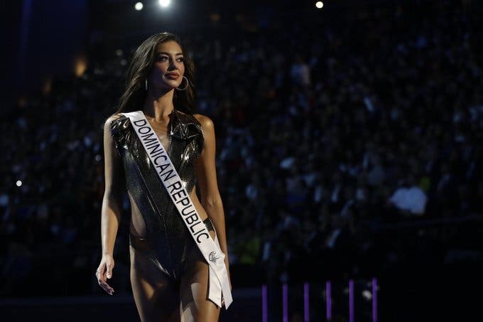 Las aspirantes a Miss Universo compiten en las preliminares en El Salvador