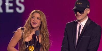 Shakira dedica su Latin Grammy al público español por su apoyo “en los tiempos difíciles»