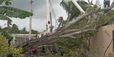 Disturbio tropical deja sin electricidad a miles de usuarios