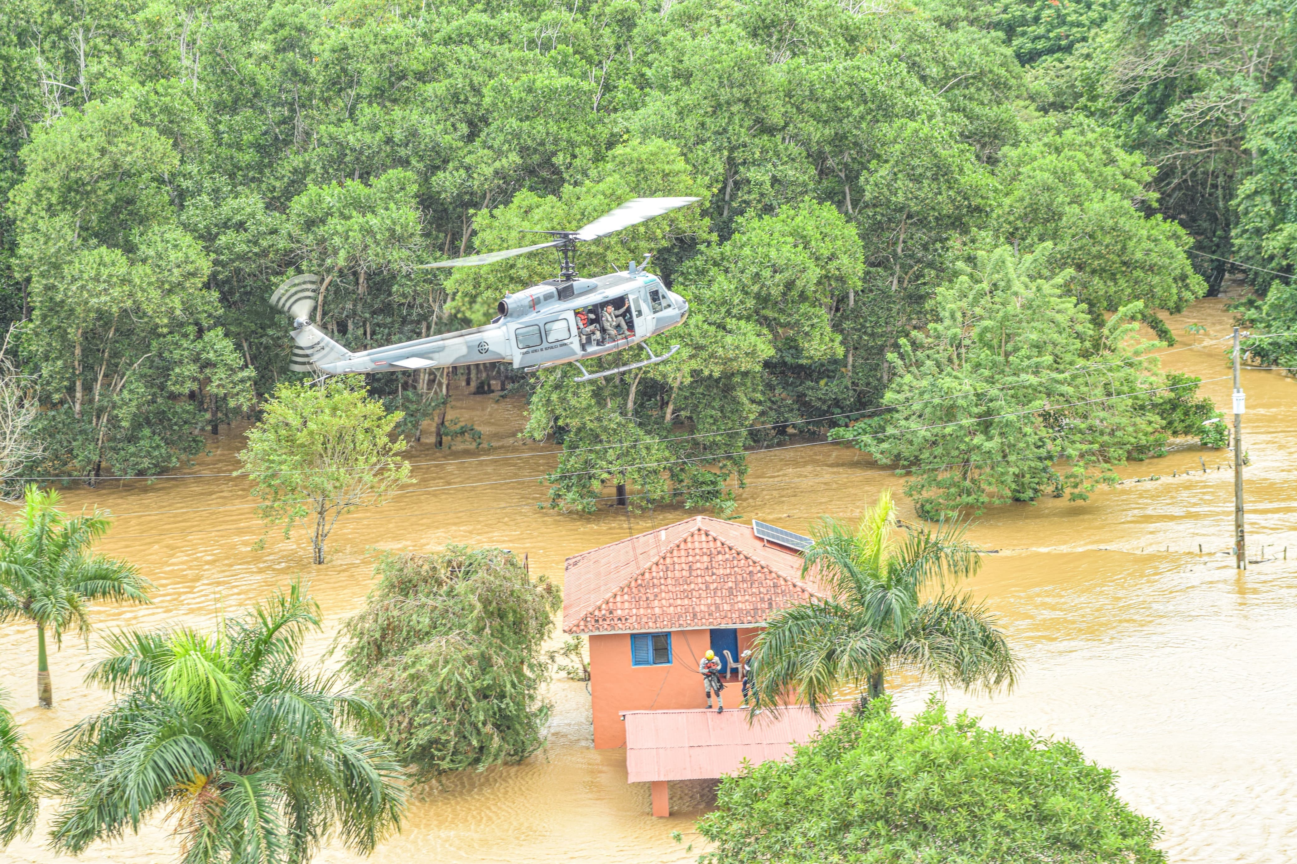 Fuerza Aérea realiza acciones de rescate en diversos puntos del país