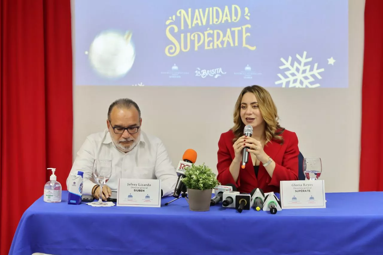La directora general de Supérate, Gloria Reyes, y el director general de SIUBEN, Jefrey Lizardo, durante el lanzamiento del Bono Navideño Digital (2)