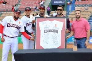 Escogido reconoce a Nelson Cruz por su carrera en el béisbol