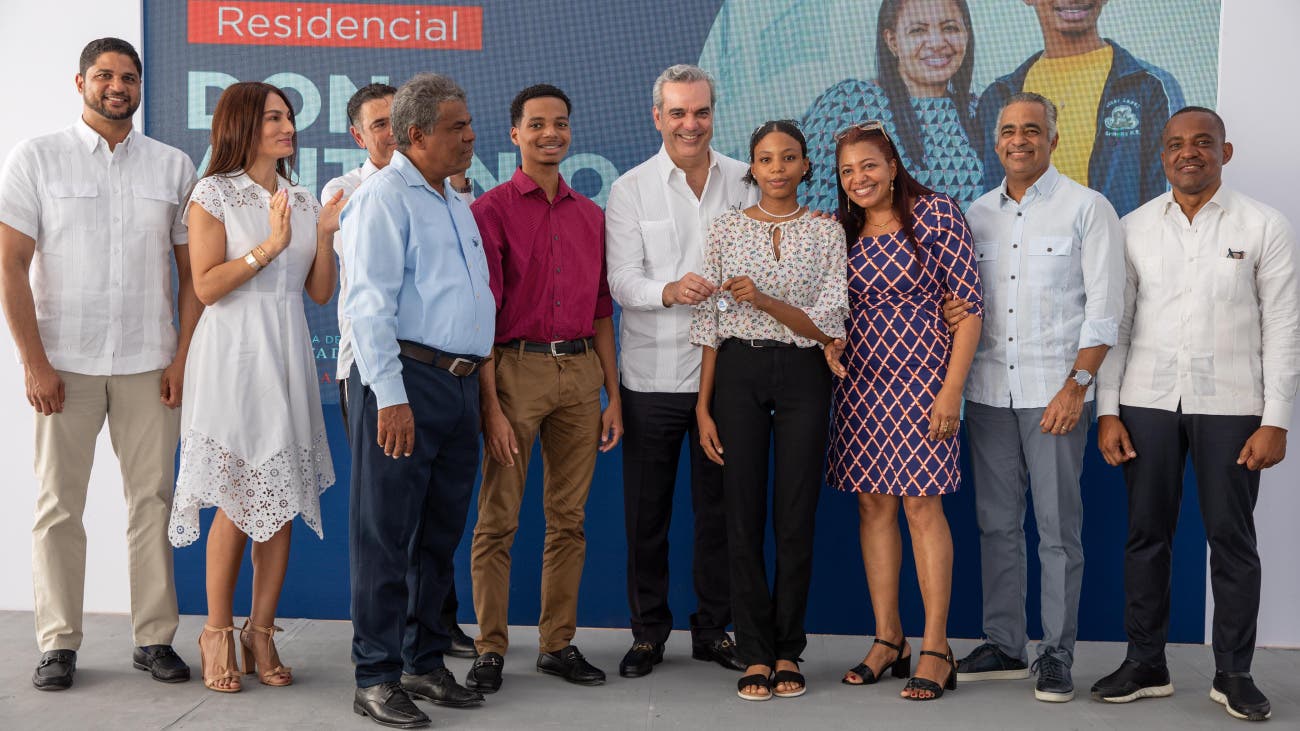 Luis Abinader entrega 400 apartamentos en San Cristóbal