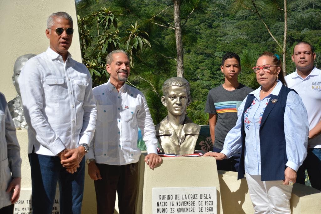 Efemérides Patrias enaltece a Hermanas Mirabal e inaugura escultura de Rufino de la Cruz