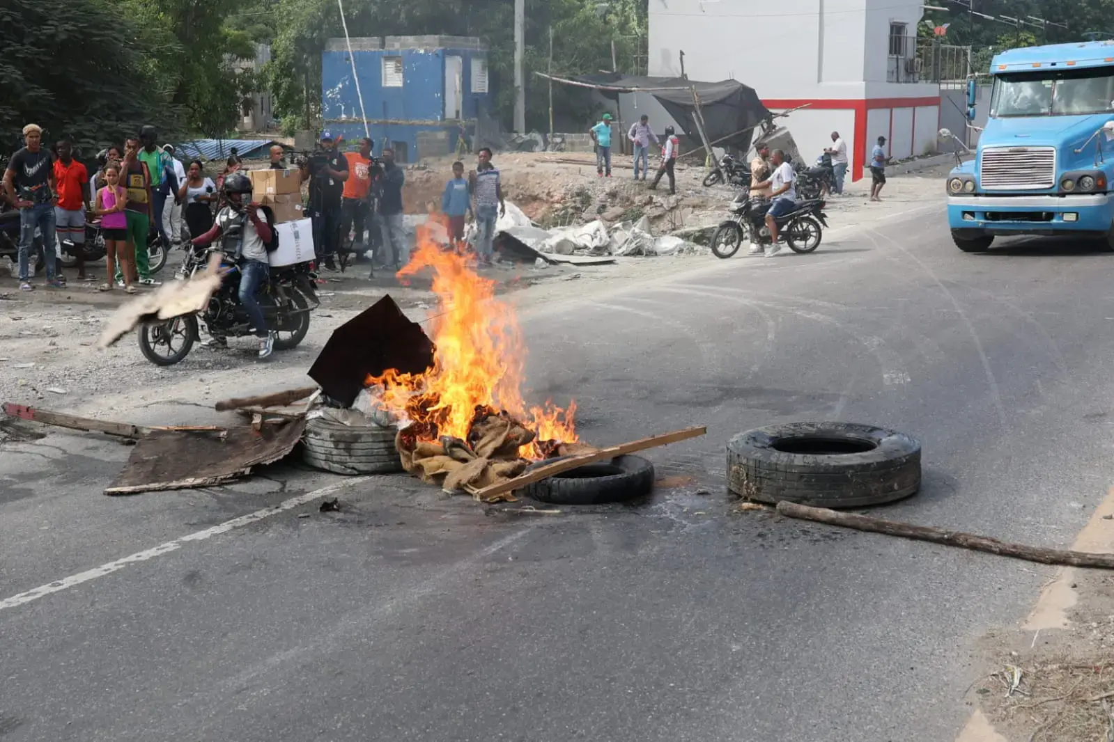 Residentes en Quita Sueño protestan en el lugar donde ocurró el accidente