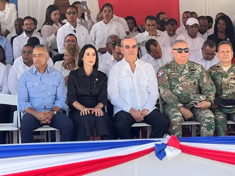 Presidente Abinader encabeza desfile militar en San Cristóbal por motivo al Día de la Constitución