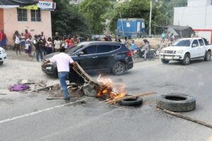 Trágico accidente en Quita Sueño de Haina, labores de búsqueda y protesta