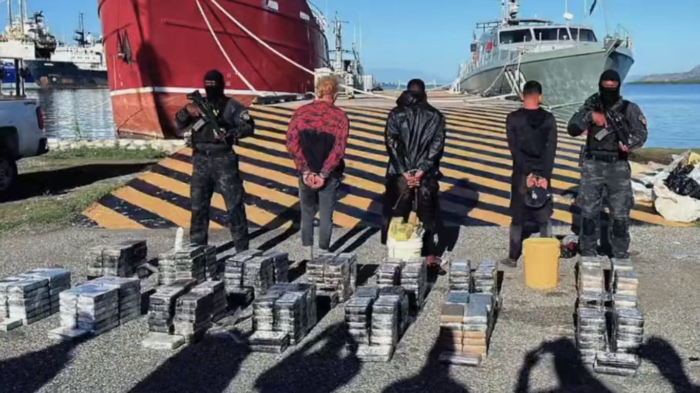 Autoridades ocupan 355 paquetes de cocaína en Peravia, detienen a dos dominicanos y un colombiano