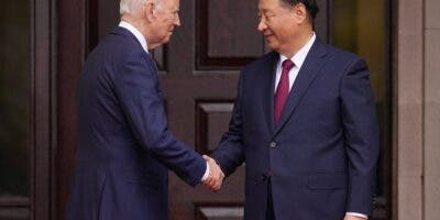 Biden y Xi inician su reunión en EE.UU sonrientes y con un apretón de manos