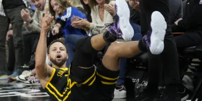 Curry extiende el récord de triples de la NBA y los Warriors superan Rockets
