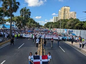 Católicos realizan multitudinaria caminata Un Paso Por Mi Familia