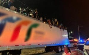 Dominicanos dentro de grupo de 87 migrantes que viajaban en tractocamión en México