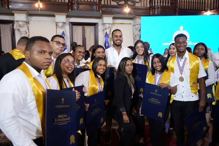 Ministerio de la Juventud otorgará becas a 150 estudiantes de excelencia