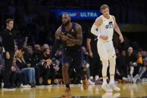 LeBron anota el punto número 39.000 y los Lakers completan la barrida