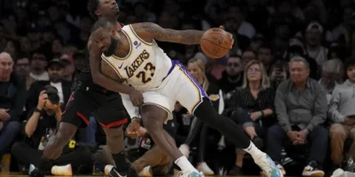 LeBron se crece ante Dillon Brooks y los Rockets