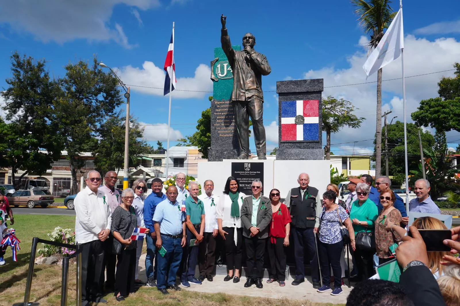 Ayuntamiento SDE inaugura estatua monumental dedicada a Manolo Tavárez Justo