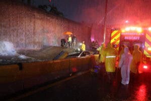 Urólogo salió a buscar unos amigos al aeropuerto y todos fallecieron al colapsar pared en desnivel de la 27 de Febrero