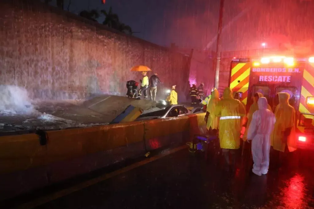 Urólogo salió a buscar unos amigos al aeropuerto y todos fallecieron al colapsar pared en desnivel de la 27 de Febrero