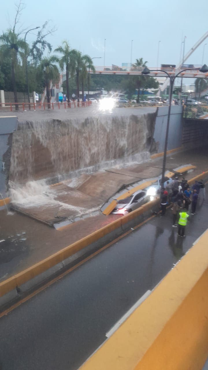 Varios vehículos quedan atrapados al colapsar pared del paso a desnivel de la 27 de Febrero con Máximo Gómez
