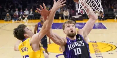 Kings superan triple-doble de LeBron y aguantan para vencer a Lakers