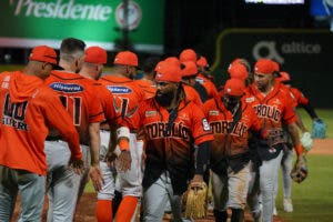 Reyes jonronea, Espino domina en victoria Toros sobre el Escogido