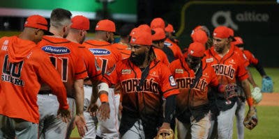 Reyes jonronea, Espino domina en victoria Toros sobre el Escogido