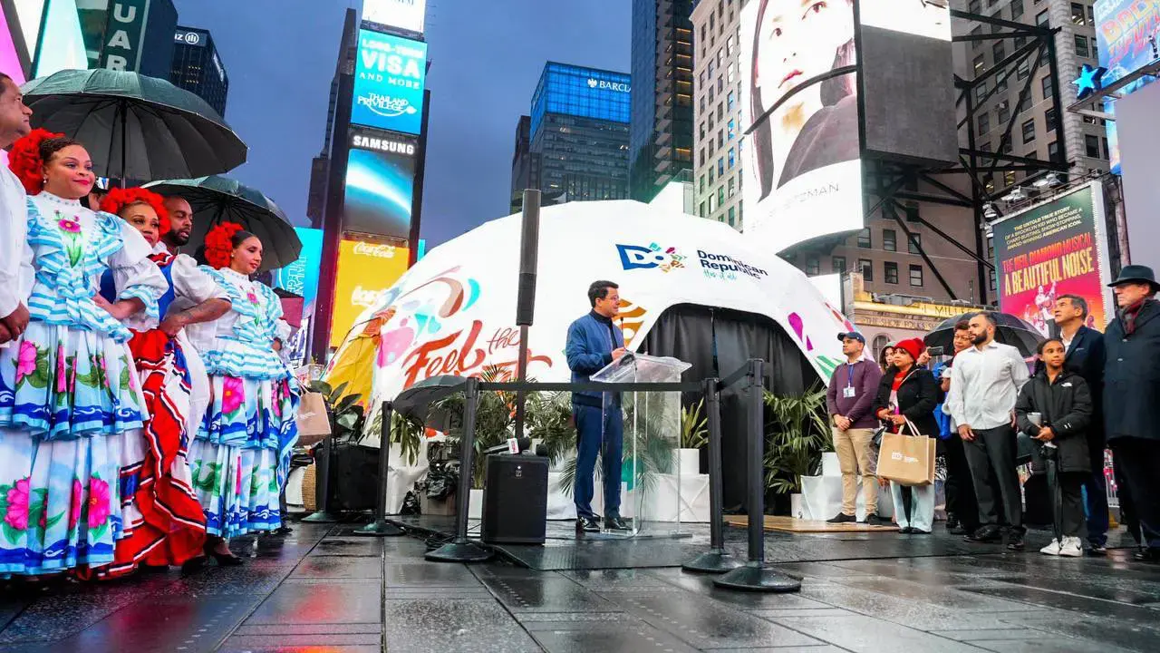 Miles visitan Times Square para disfrutar del calor dominicano