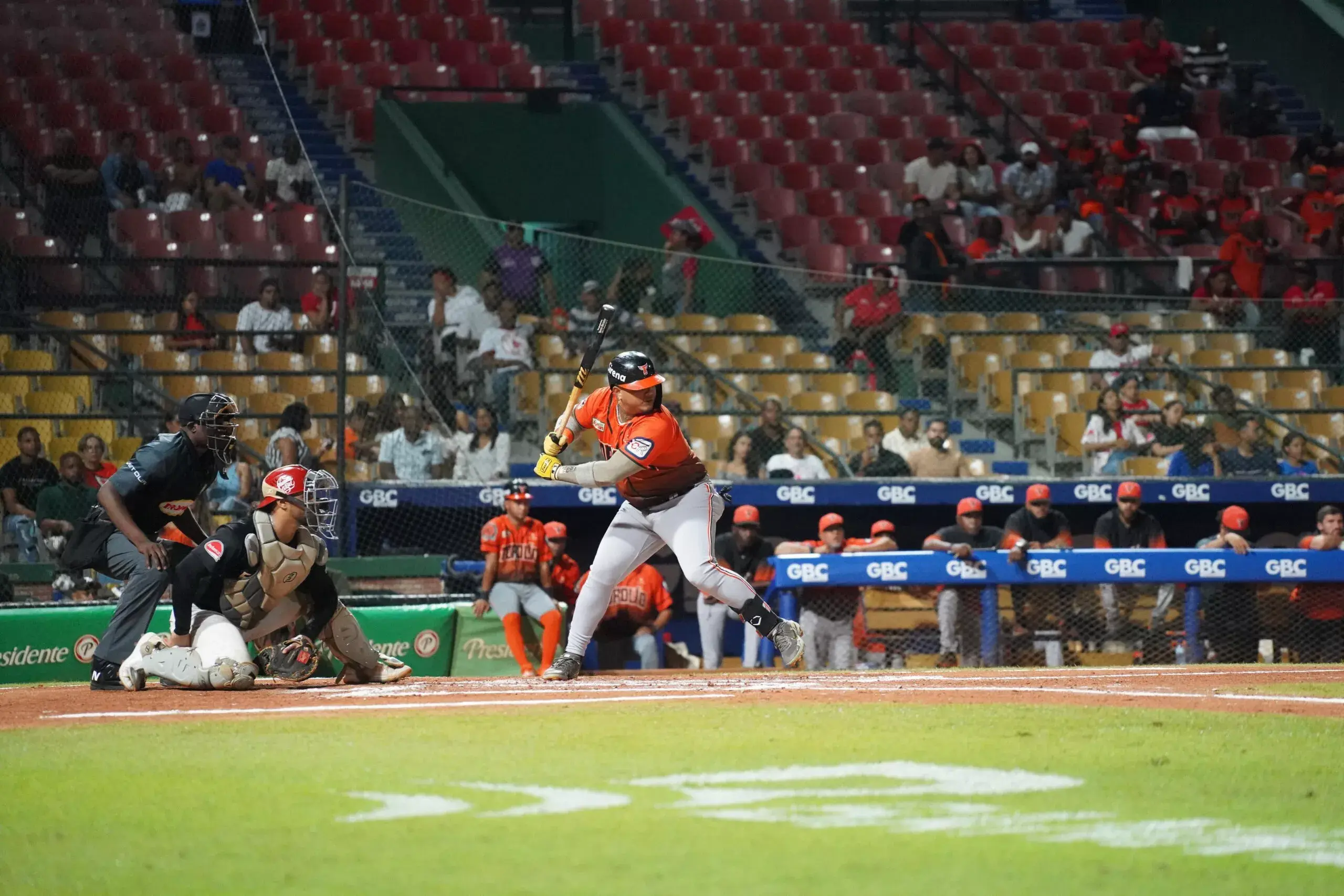 Toros vencen a Leones y empatan en el cuarto lugar