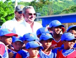 Abinader entrega estadio de sóftbol y polideportivo