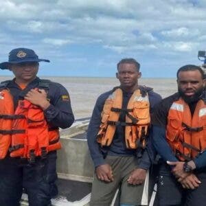 La Armada colombiana rescata a dos dominicanos que estaban a la deriva en La Guajira