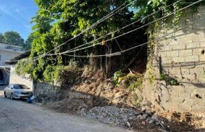 Pared pone en peligro residentes en Cachimán