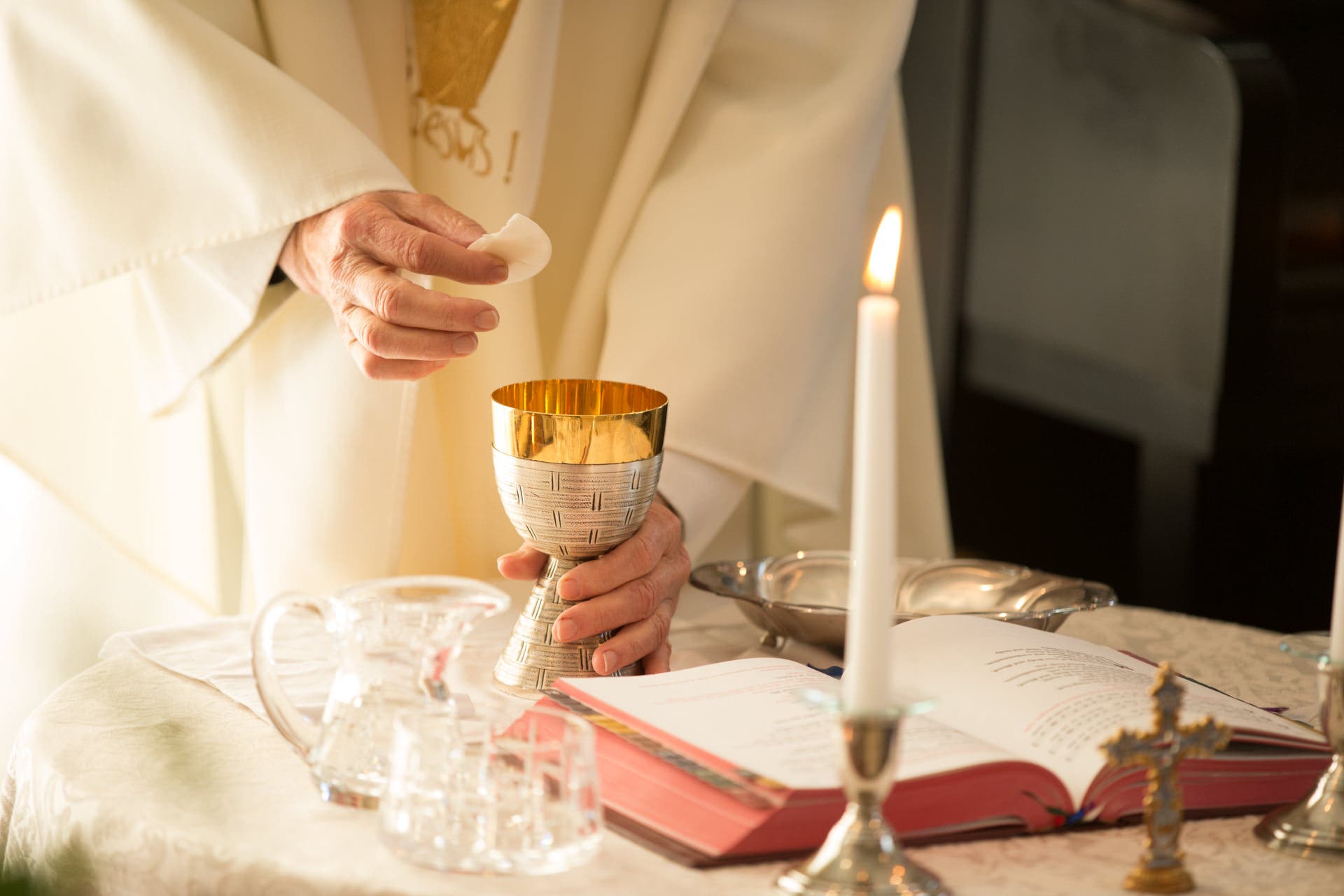 La respuesta del Vaticano a un obispo dominicano sobre el acceso a la Eucaristía de madres solteras