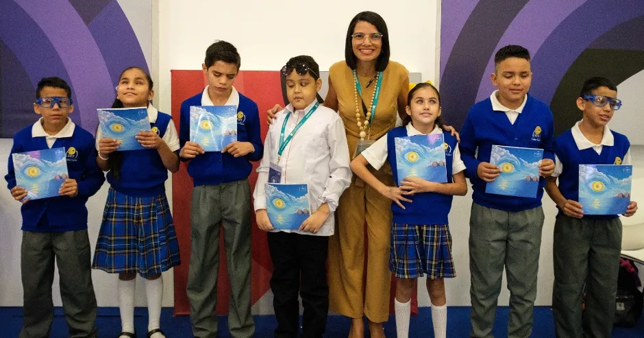 Niños disfrutaron de una exposición de arte única, diseñada para ser experimentada a través del tacto y el sonido.