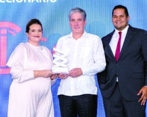 César Iglesias recibe galardones en  Premios BVRD