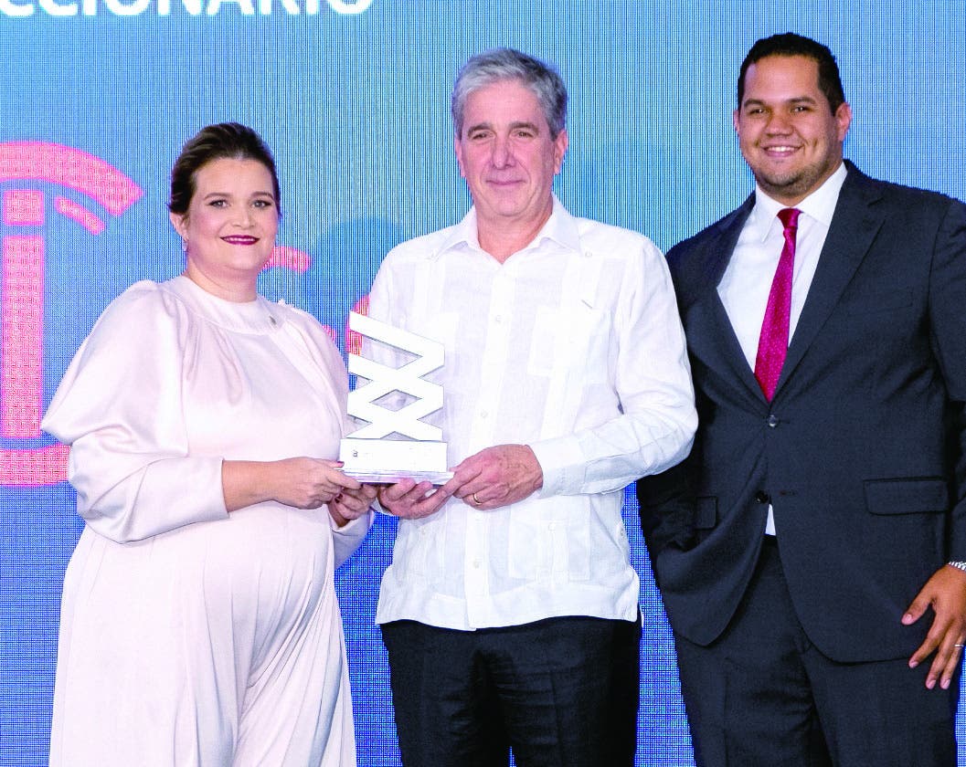 César Iglesias recibe galardones en  Premios BVRD